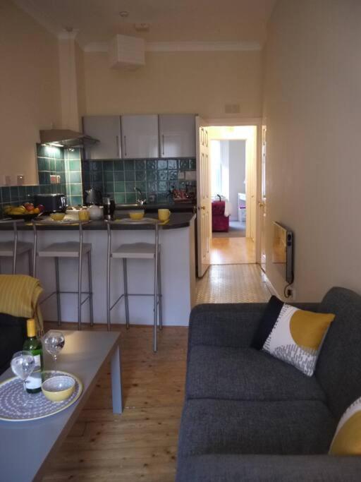 Fabulous Location, One Bedroom West End Flat, Just Off Byres Rd, Close To Sec & Hydro Glasgow Bagian luar foto